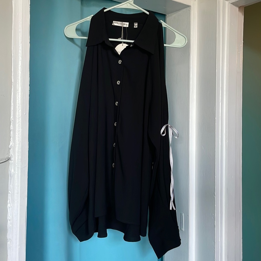 Patricia Luca Milano collared C black top